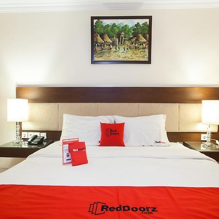 RedDoorz Premium @ Raya Nginden Hotel Wonotjolo Buitenkant foto