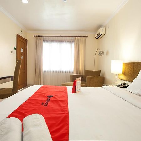 RedDoorz Premium @ Raya Nginden Hotel Wonotjolo Buitenkant foto