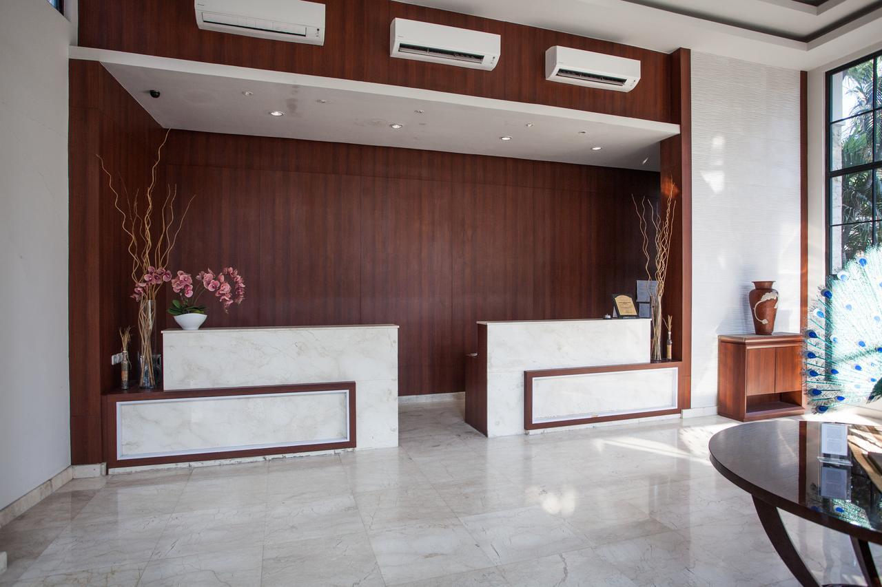 RedDoorz Premium @ Raya Nginden Hotel Wonotjolo Buitenkant foto