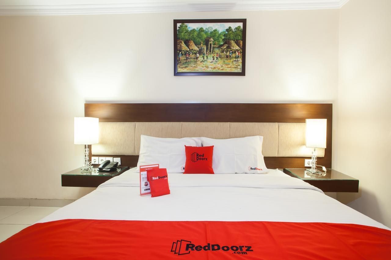 RedDoorz Premium @ Raya Nginden Hotel Wonotjolo Buitenkant foto