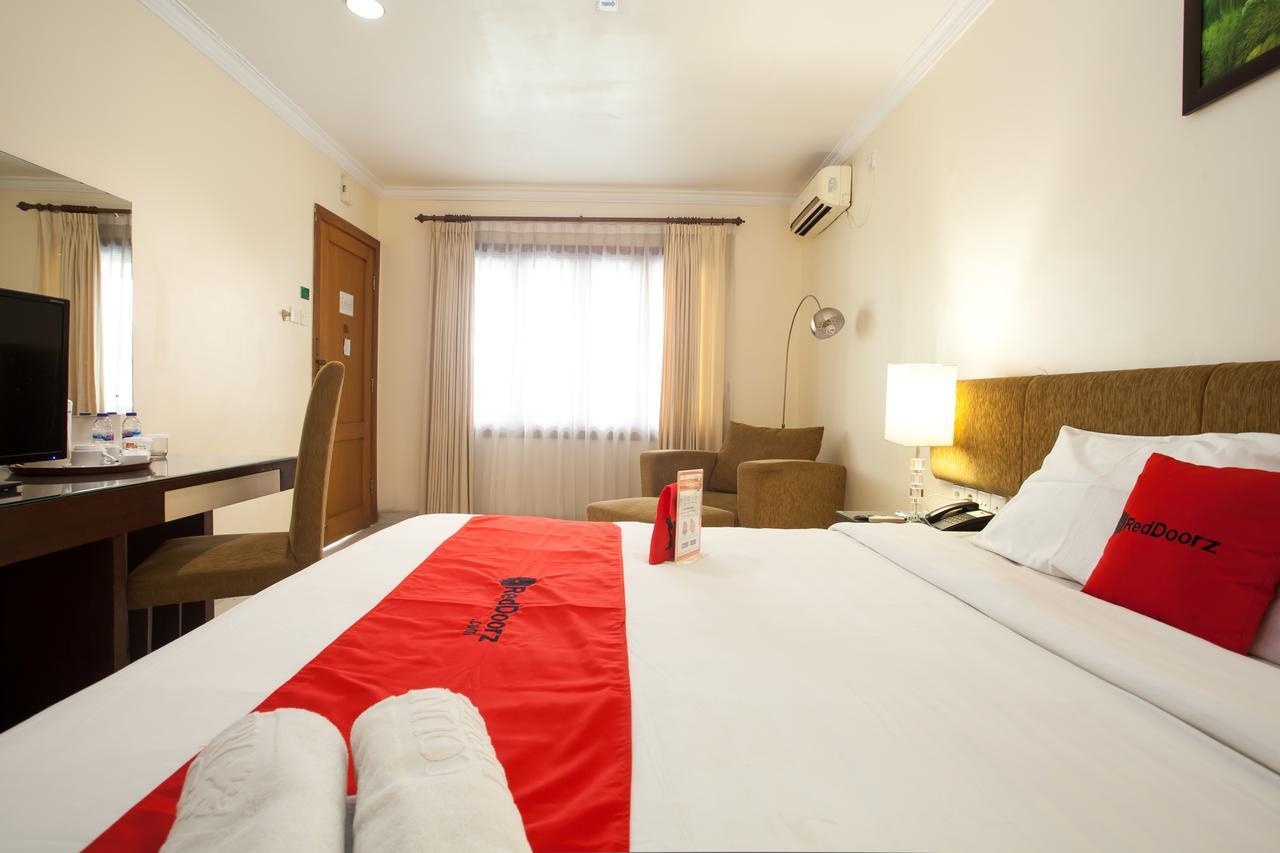 RedDoorz Premium @ Raya Nginden Hotel Wonotjolo Buitenkant foto