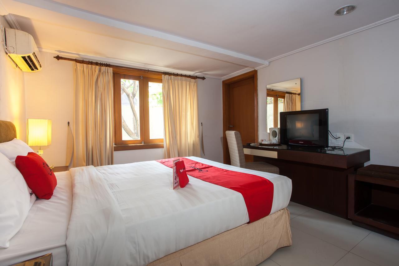RedDoorz Premium @ Raya Nginden Hotel Wonotjolo Buitenkant foto