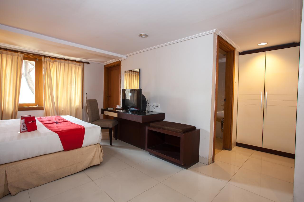 RedDoorz Premium @ Raya Nginden Hotel Wonotjolo Buitenkant foto