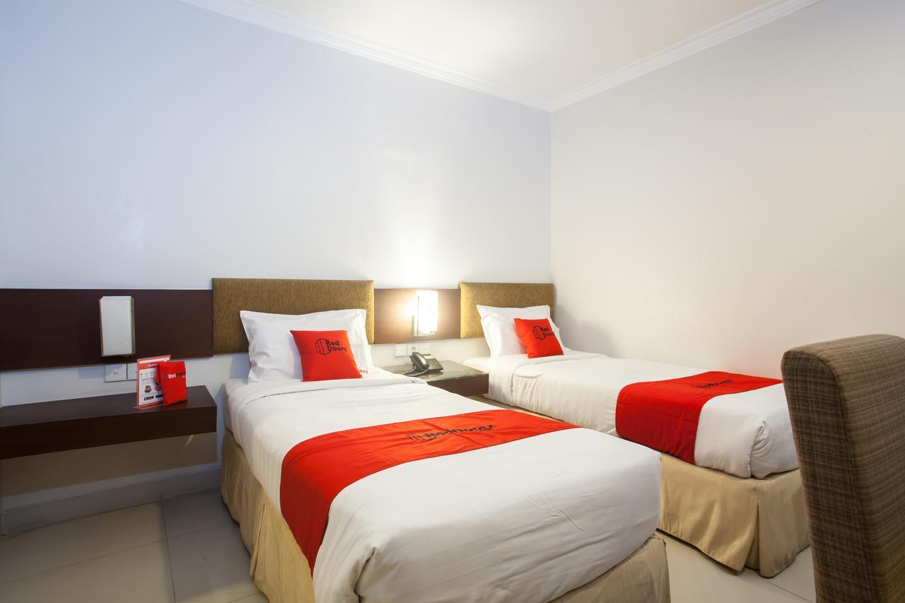 RedDoorz Premium @ Raya Nginden Hotel Wonotjolo Buitenkant foto
