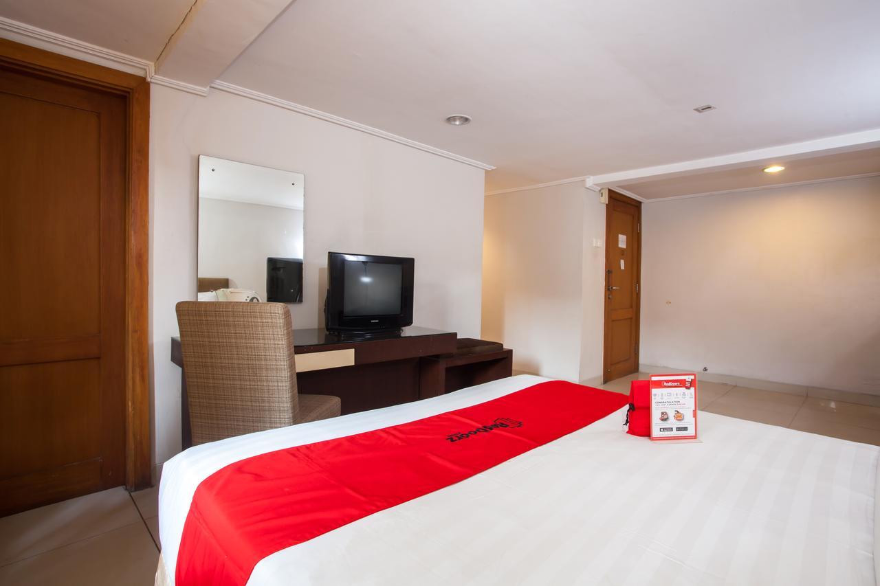 RedDoorz Premium @ Raya Nginden Hotel Wonotjolo Buitenkant foto