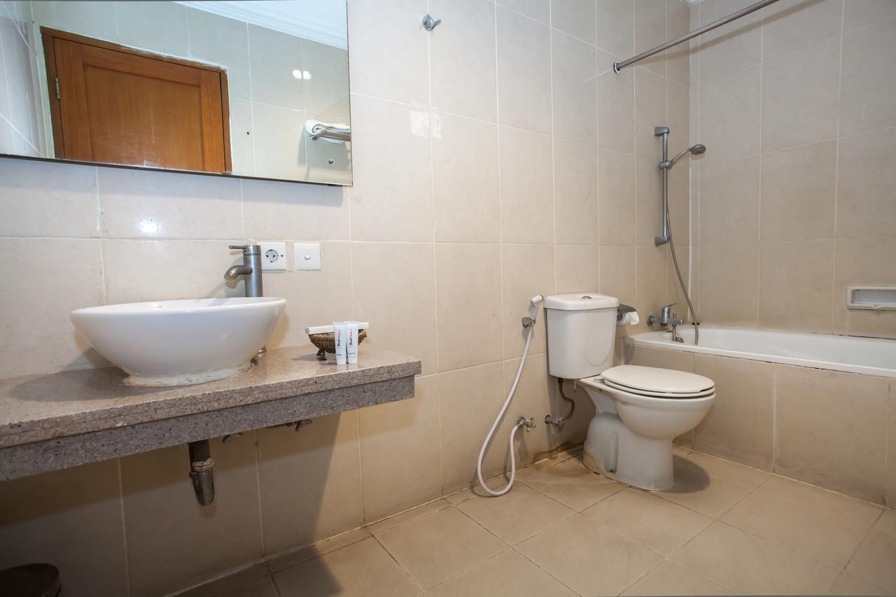 RedDoorz Premium @ Raya Nginden Hotel Wonotjolo Buitenkant foto