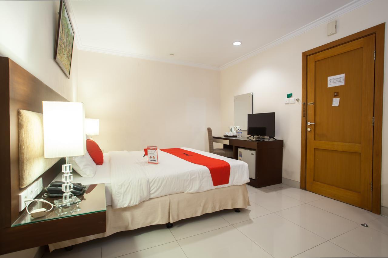 RedDoorz Premium @ Raya Nginden Hotel Wonotjolo Buitenkant foto