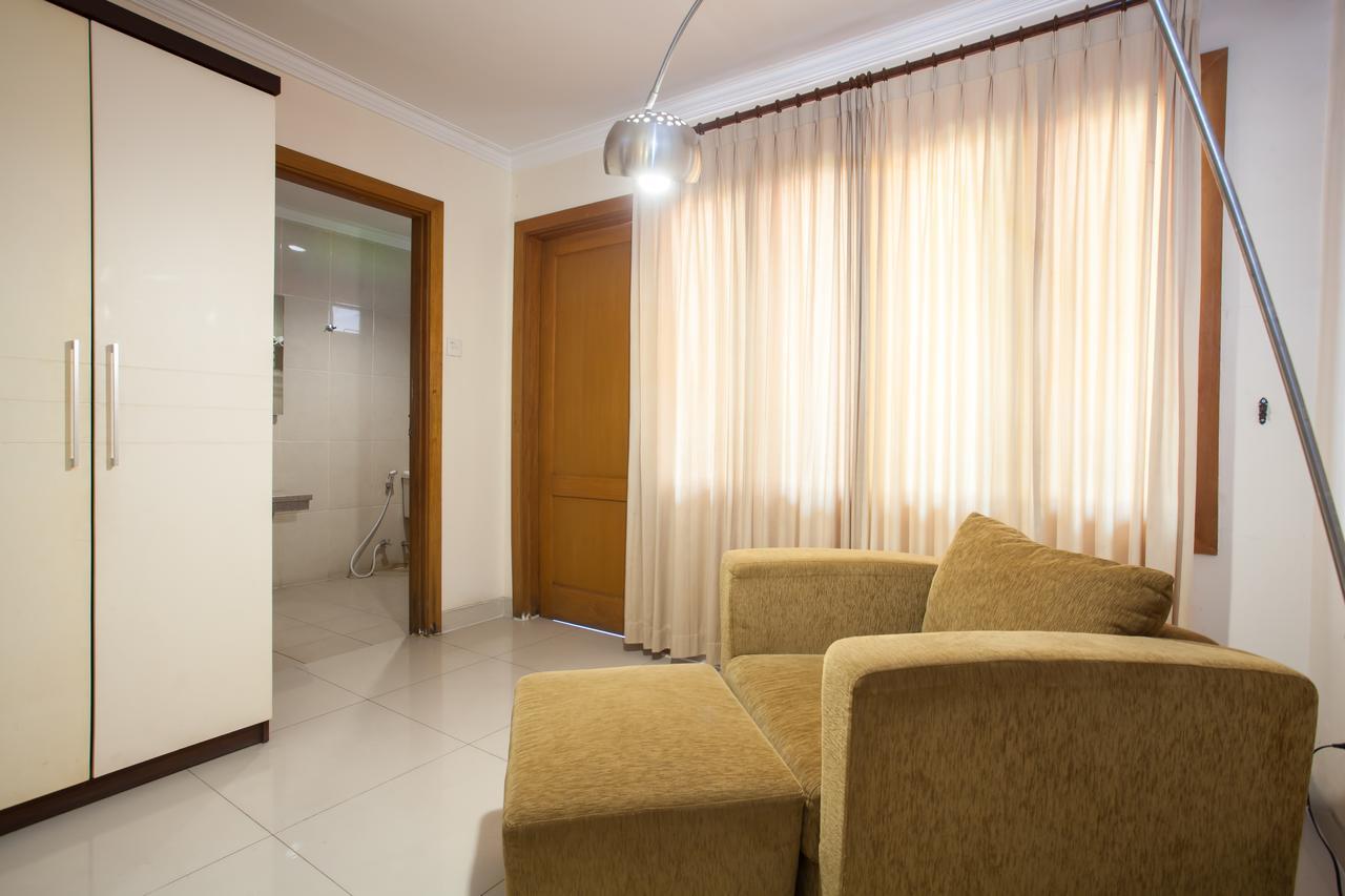 RedDoorz Premium @ Raya Nginden Hotel Wonotjolo Buitenkant foto