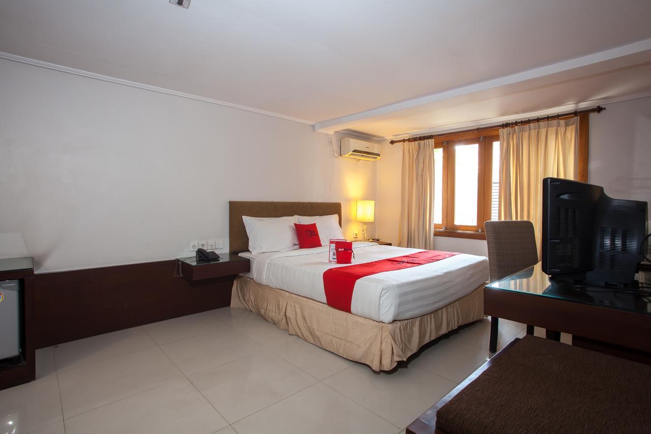RedDoorz Premium @ Raya Nginden Hotel Wonotjolo Buitenkant foto