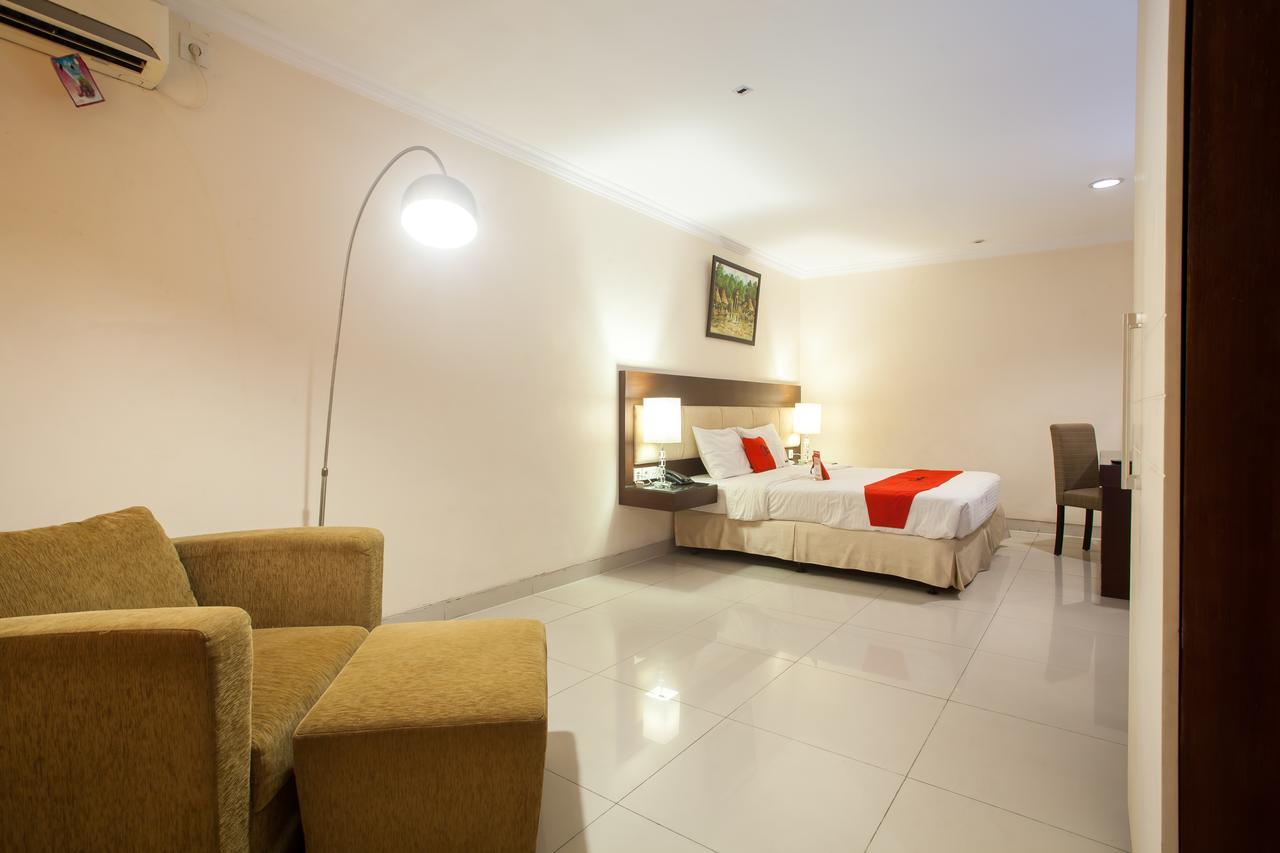 RedDoorz Premium @ Raya Nginden Hotel Wonotjolo Buitenkant foto