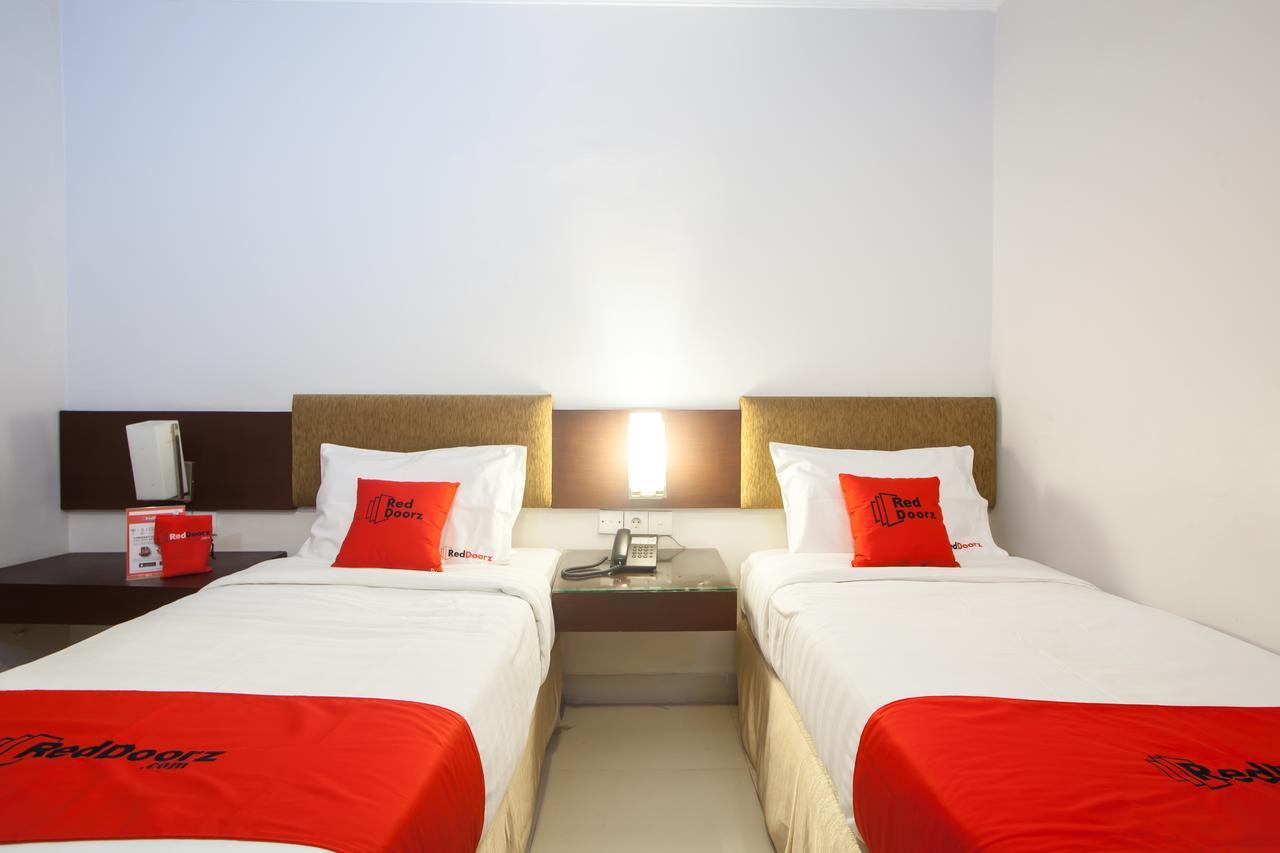 RedDoorz Premium @ Raya Nginden Hotel Wonotjolo Buitenkant foto