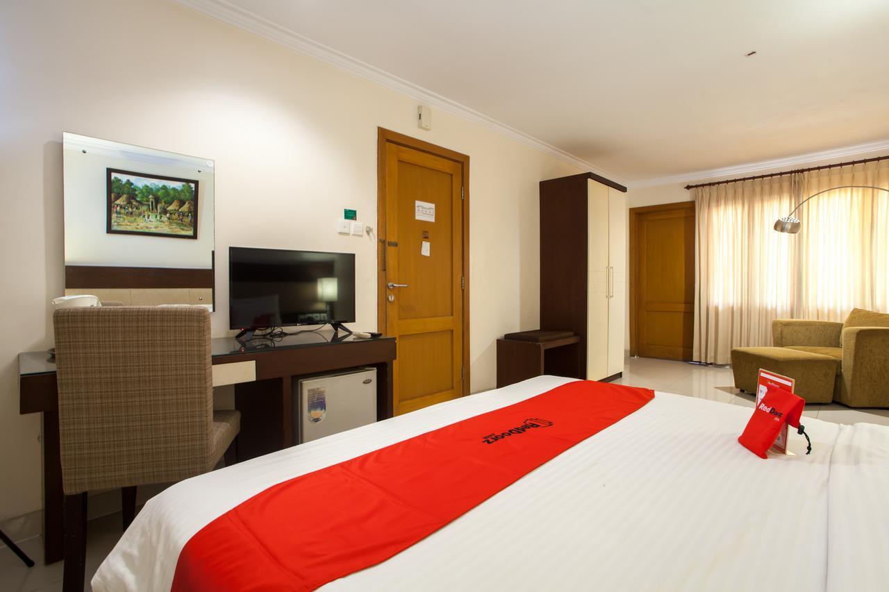 RedDoorz Premium @ Raya Nginden Hotel Wonotjolo Buitenkant foto