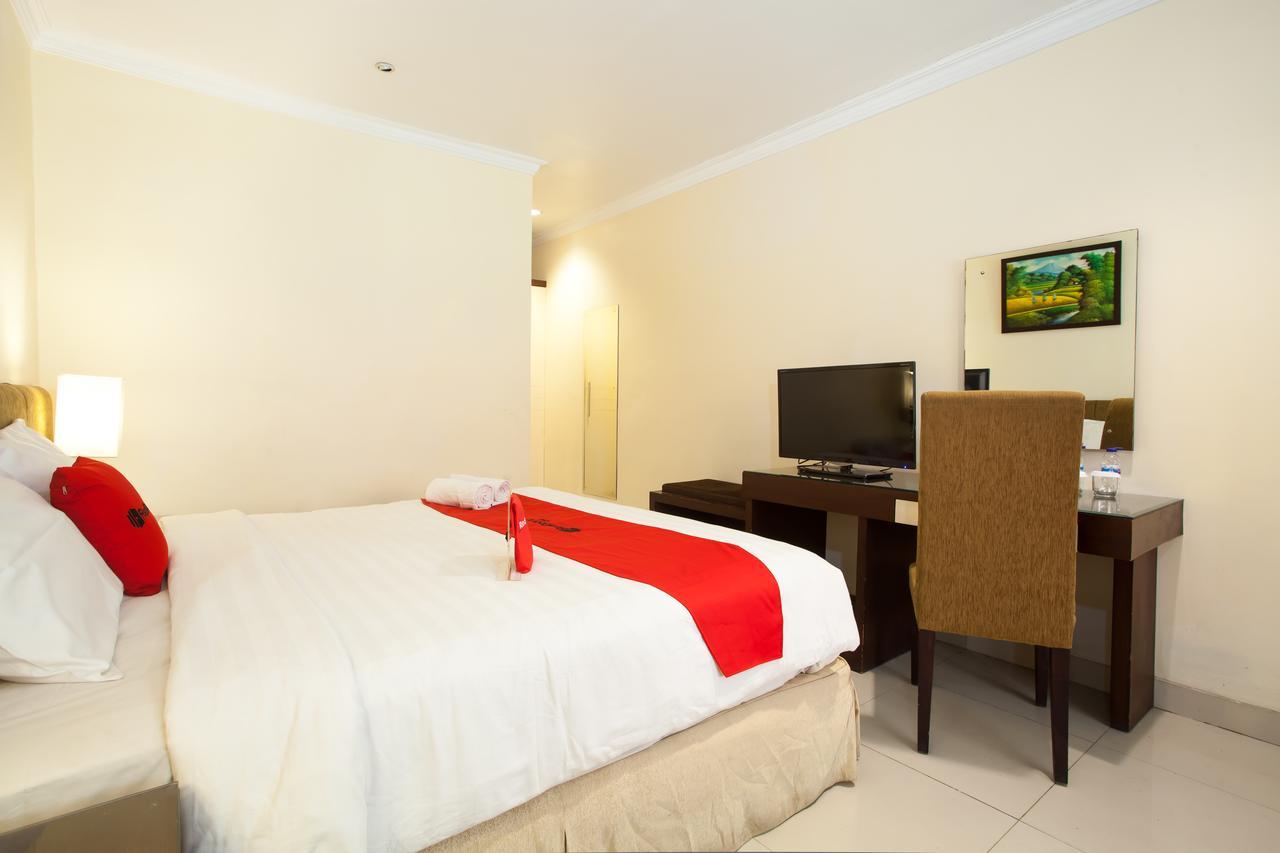 RedDoorz Premium @ Raya Nginden Hotel Wonotjolo Buitenkant foto