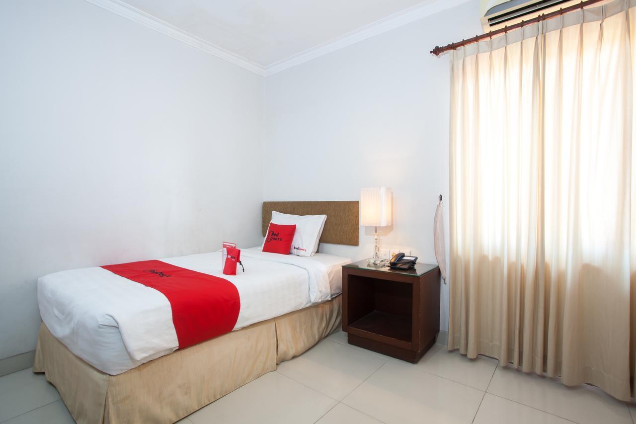 RedDoorz Premium @ Raya Nginden Hotel Wonotjolo Buitenkant foto