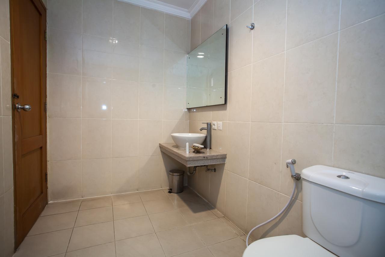 RedDoorz Premium @ Raya Nginden Hotel Wonotjolo Buitenkant foto
