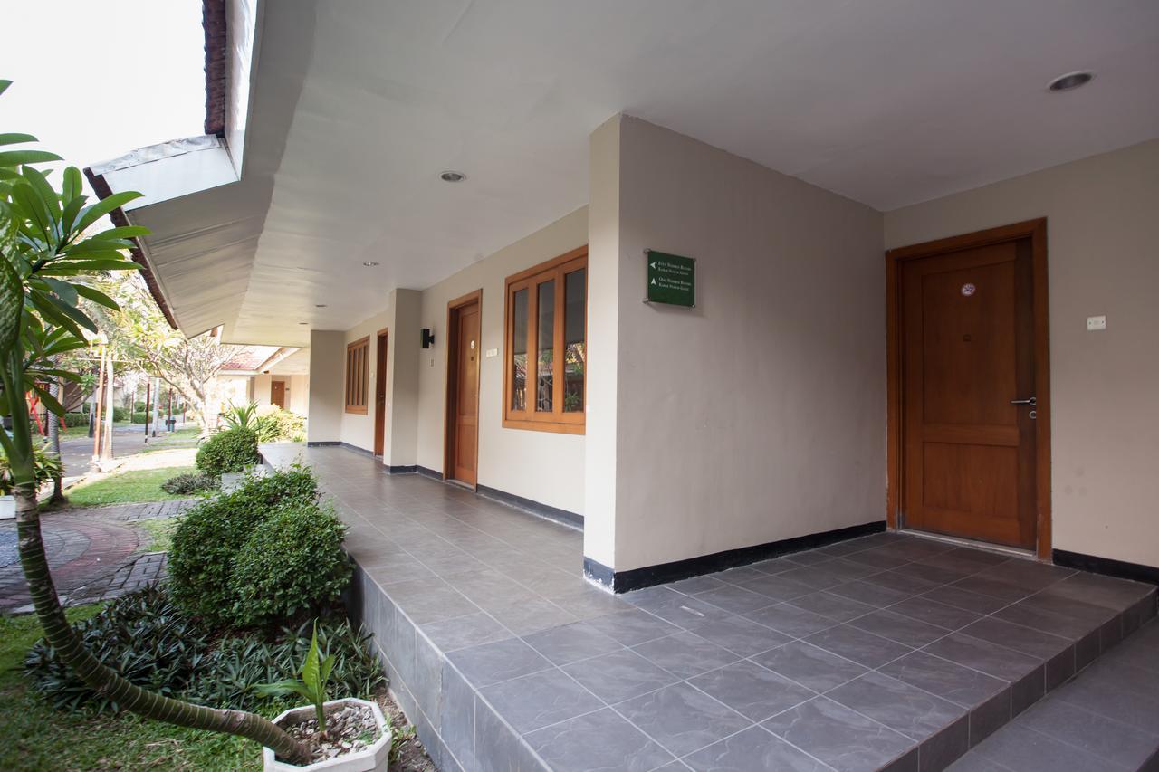 RedDoorz Premium @ Raya Nginden Hotel Wonotjolo Buitenkant foto