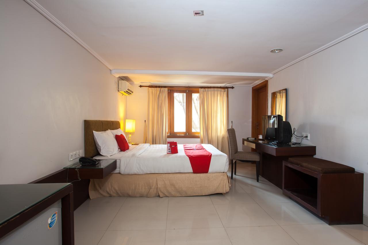 RedDoorz Premium @ Raya Nginden Hotel Wonotjolo Buitenkant foto