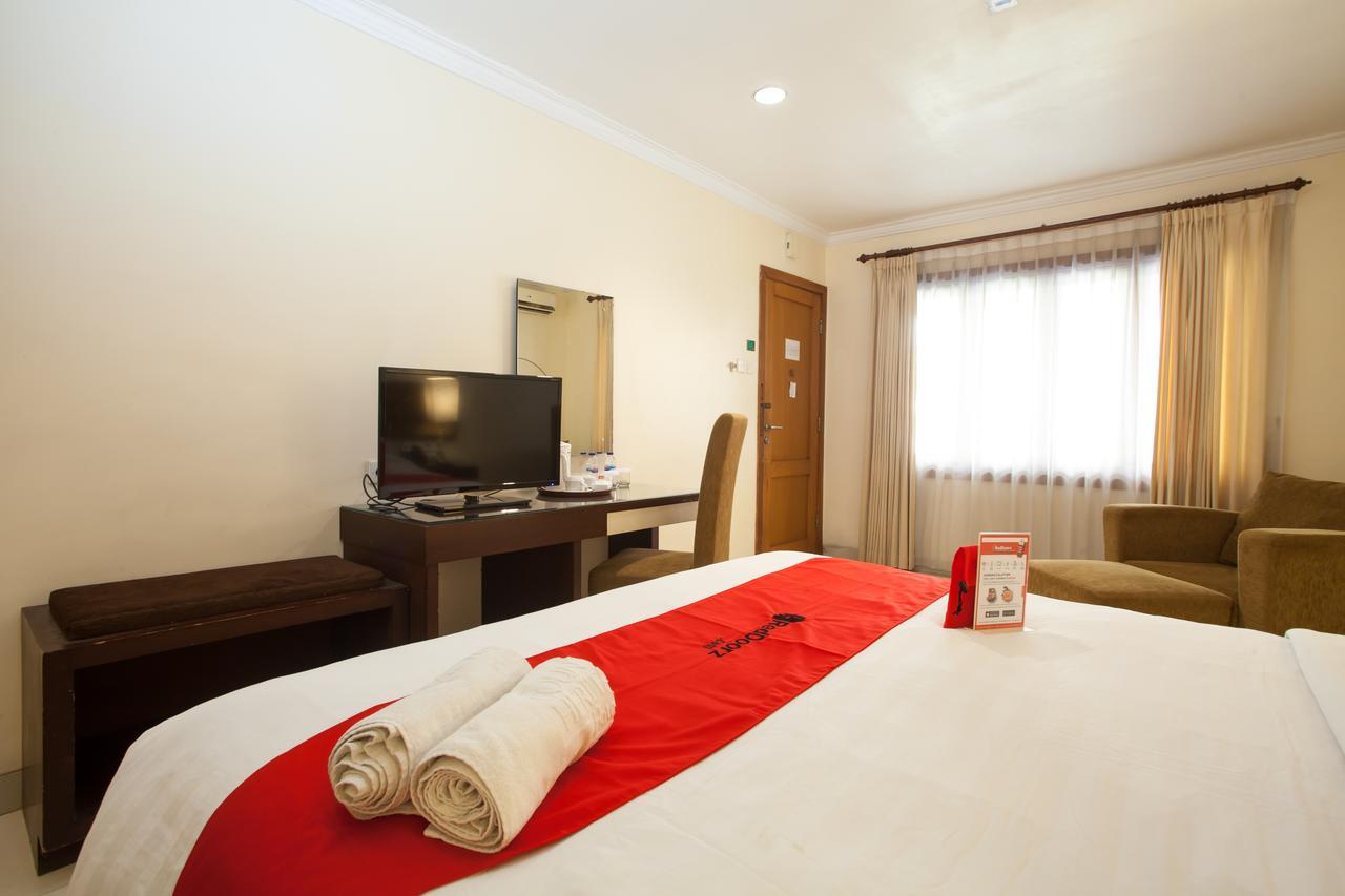 RedDoorz Premium @ Raya Nginden Hotel Wonotjolo Buitenkant foto