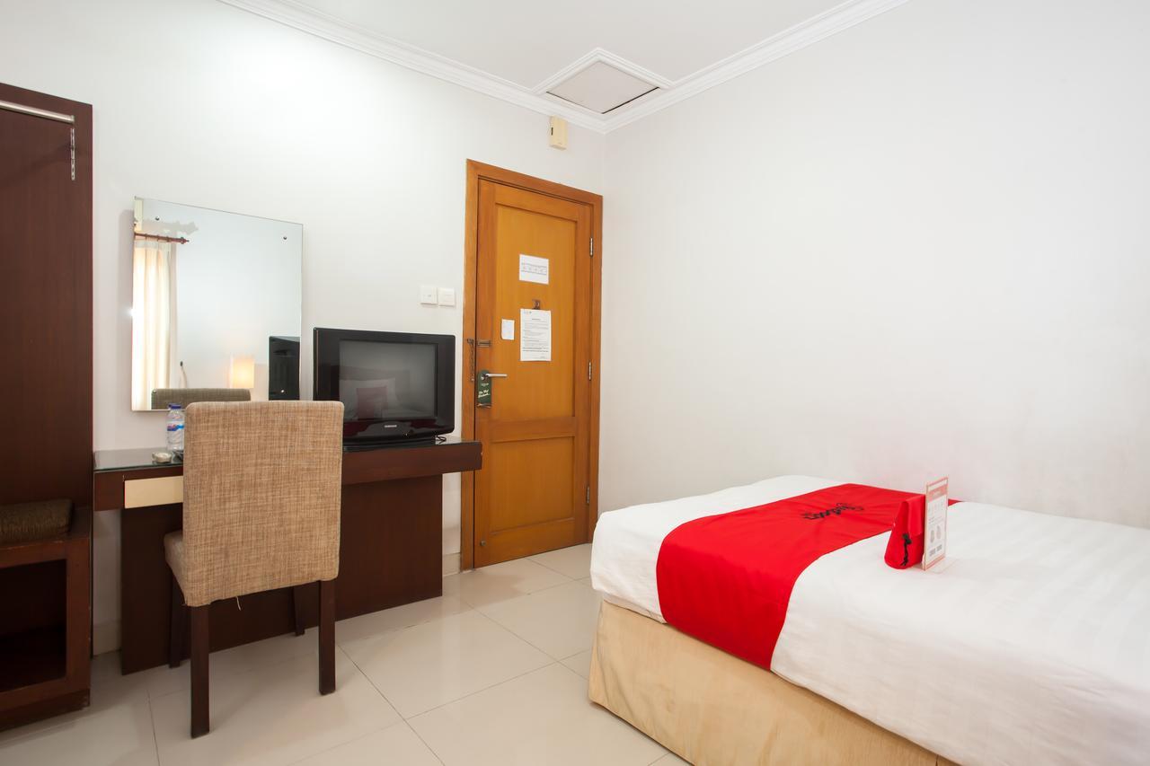RedDoorz Premium @ Raya Nginden Hotel Wonotjolo Buitenkant foto