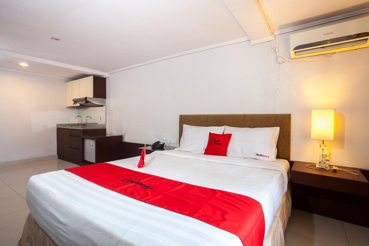 RedDoorz Premium @ Raya Nginden Hotel Wonotjolo Buitenkant foto