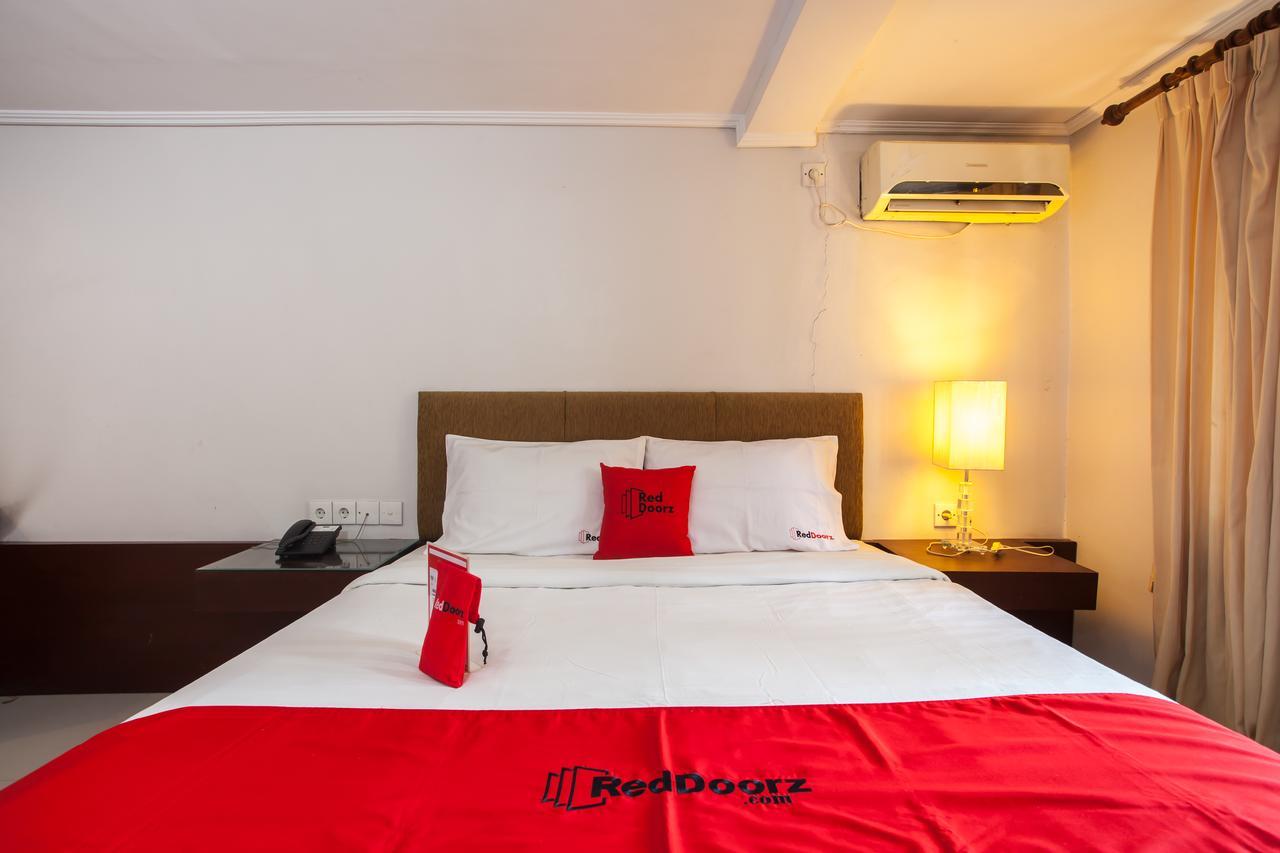 RedDoorz Premium @ Raya Nginden Hotel Wonotjolo Buitenkant foto