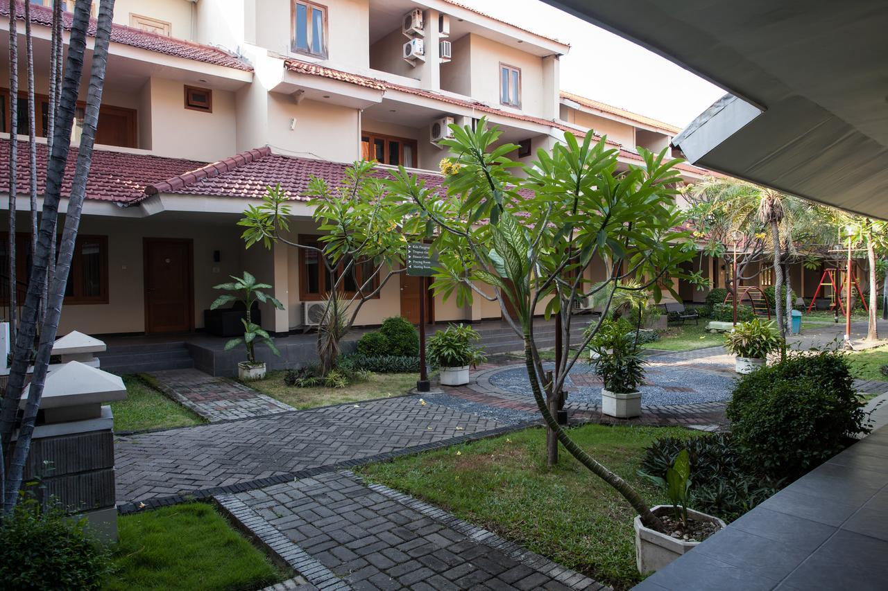 RedDoorz Premium @ Raya Nginden Hotel Wonotjolo Buitenkant foto