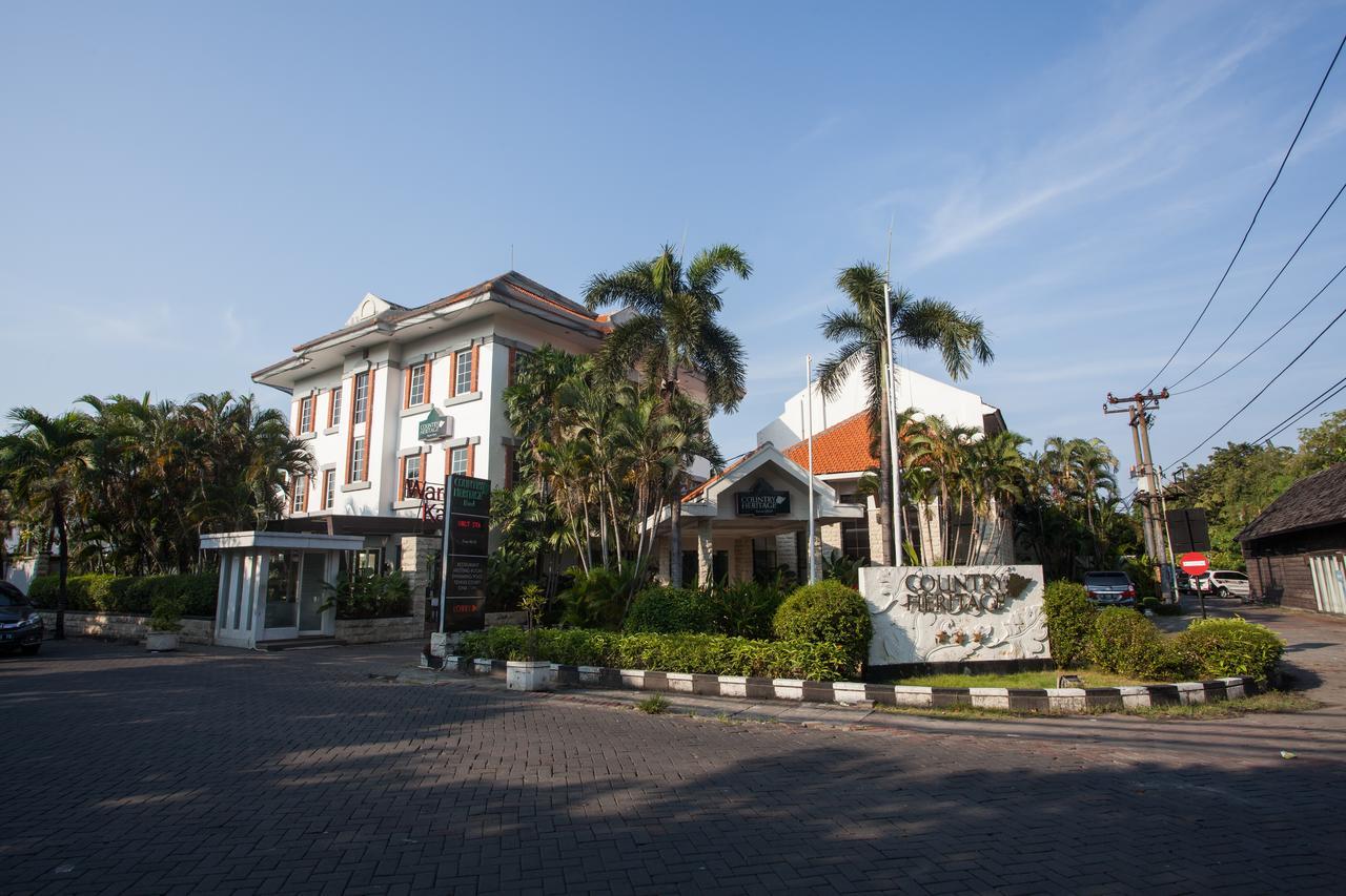 RedDoorz Premium @ Raya Nginden Hotel Wonotjolo Buitenkant foto