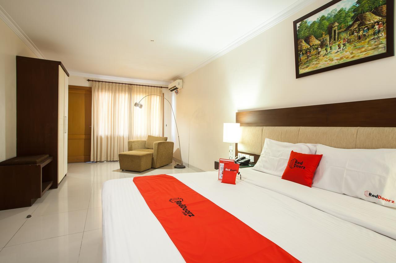 RedDoorz Premium @ Raya Nginden Hotel Wonotjolo Buitenkant foto
