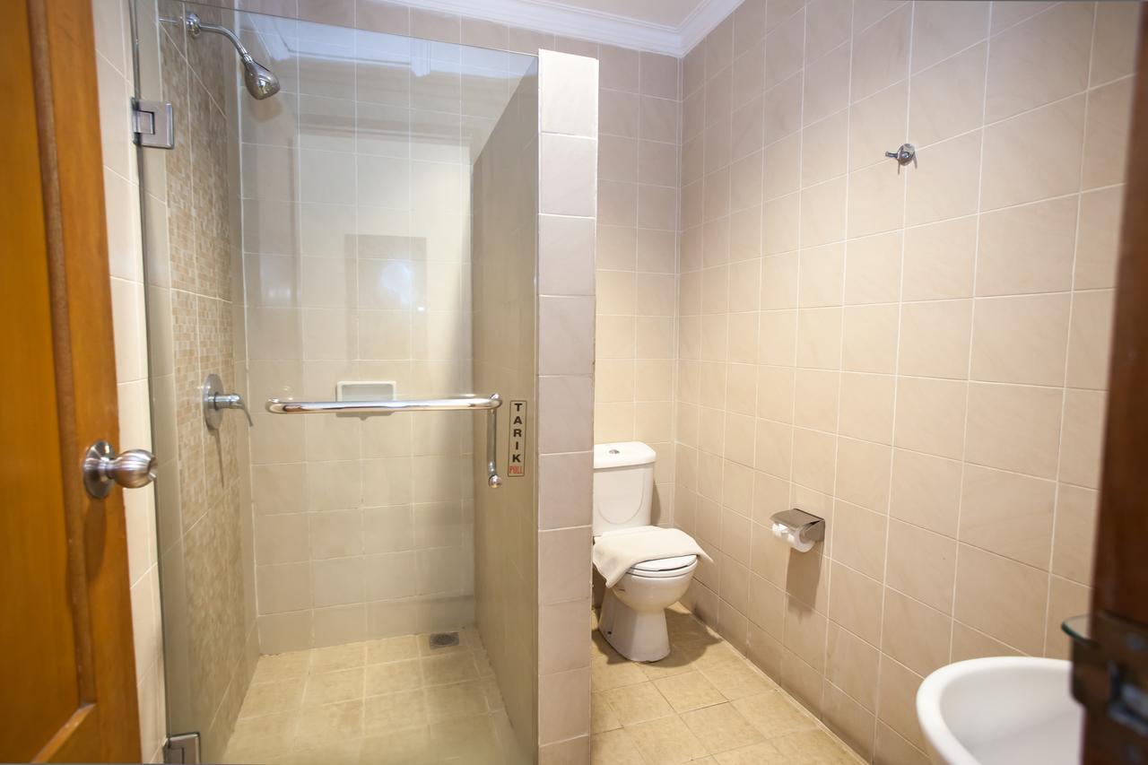 RedDoorz Premium @ Raya Nginden Hotel Wonotjolo Buitenkant foto