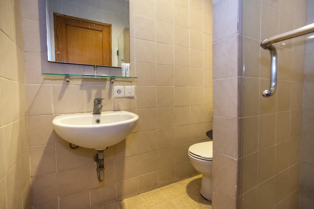 RedDoorz Premium @ Raya Nginden Hotel Wonotjolo Buitenkant foto