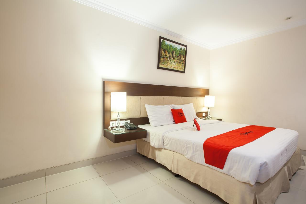 RedDoorz Premium @ Raya Nginden Hotel Wonotjolo Buitenkant foto
