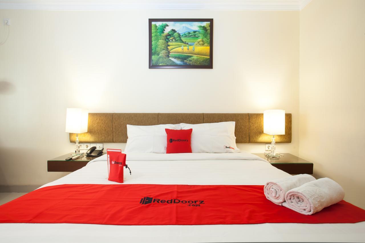 RedDoorz Premium @ Raya Nginden Hotel Wonotjolo Buitenkant foto