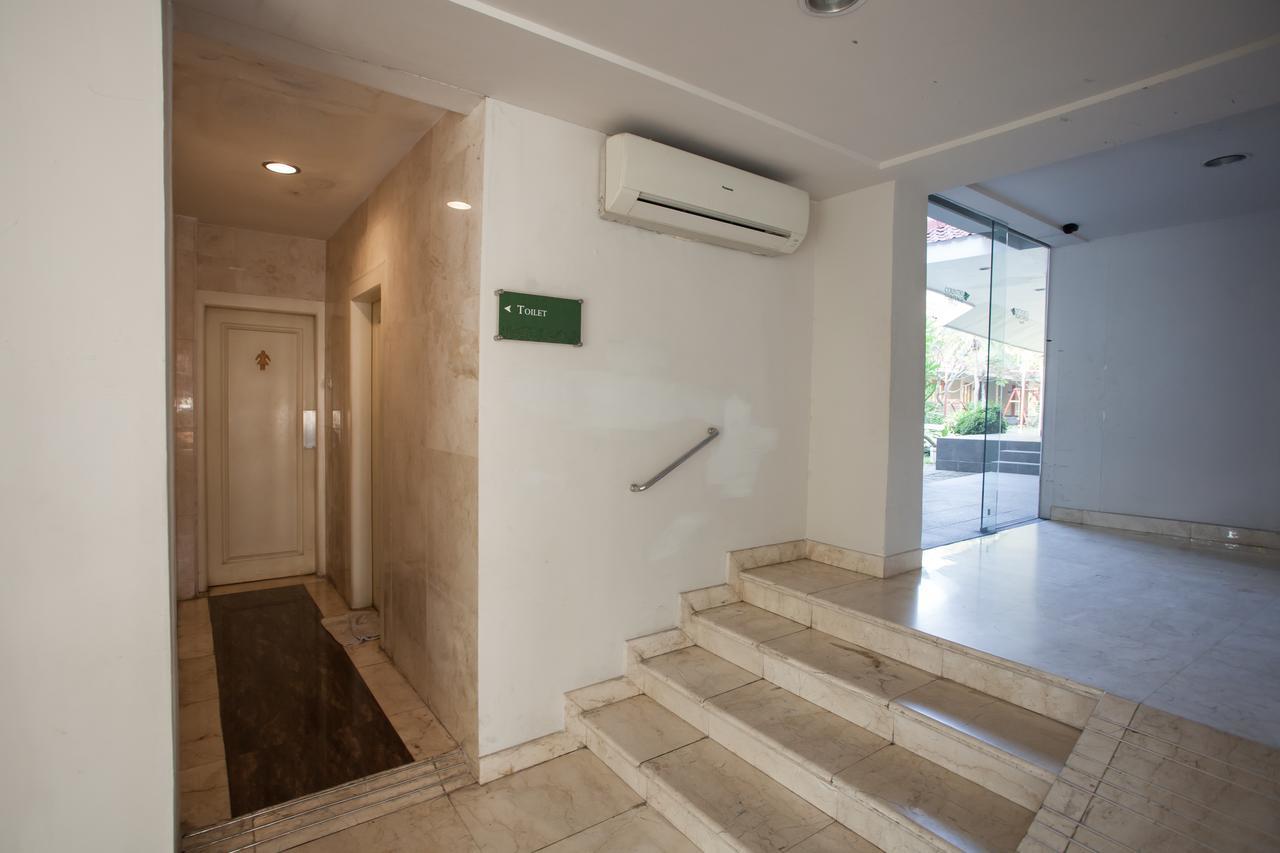 RedDoorz Premium @ Raya Nginden Hotel Wonotjolo Buitenkant foto