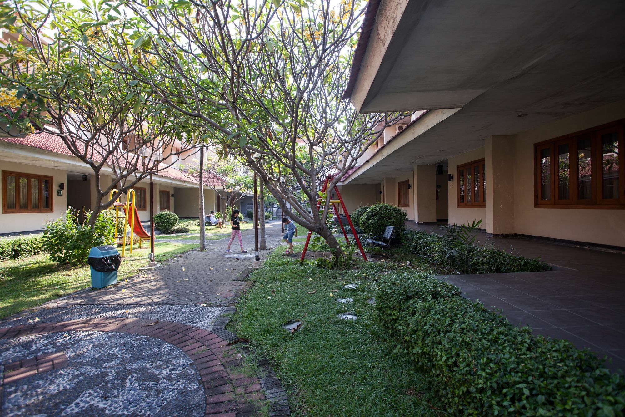 RedDoorz Premium @ Raya Nginden Hotel Wonotjolo Buitenkant foto